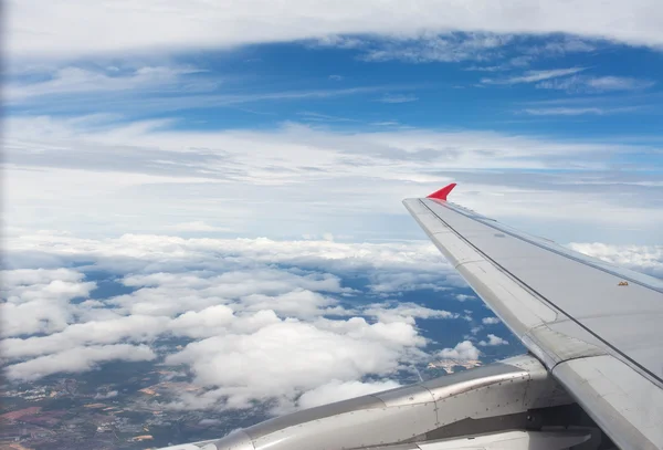 Blick durch Fenster Flugzeug während des Fluges in Flügel mit einem nic — Stockfoto