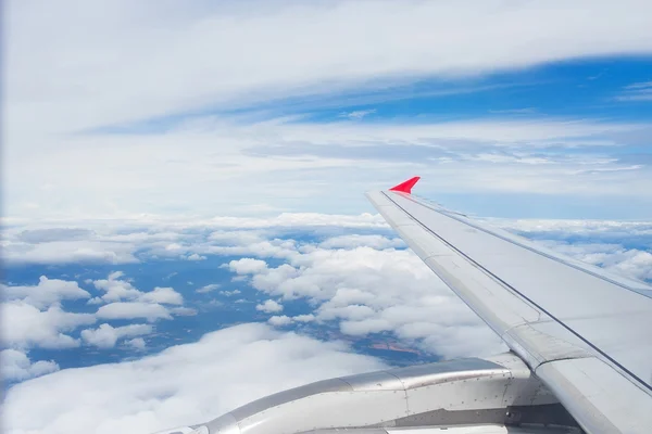 Blick auf die Kumuluswolken. Foto aus dem Fenster eines Flugzeugs — Stockfoto