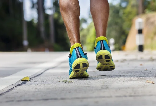 Pies en zapatillas de running primer plano al aire libre — Foto de Stock