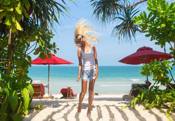 Lächelnde schöne Frau an einem Sandstrand. Frisch und glücklich — Stockfoto