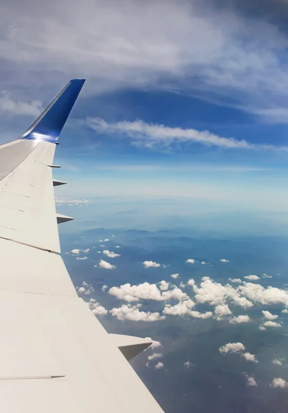 Looking through window aircraft during flight in wing with a  bl — Stock Photo, Image