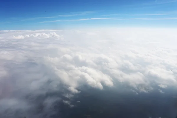 Cielo nuboso aéreo en estratosfera disparado desde la ventana del avión — Foto de Stock