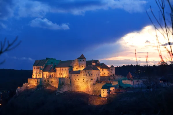 Burghauser Burg bei Sonnenuntergang Stockbild