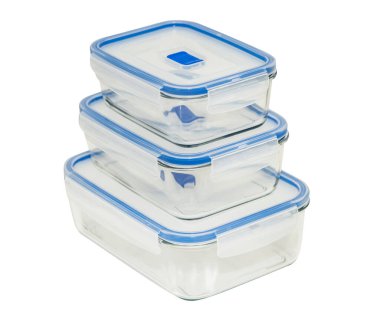 Beyaz arka planda cam yiyecek kapları