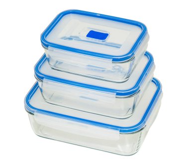 Beyaz arka planda cam yiyecek kapları