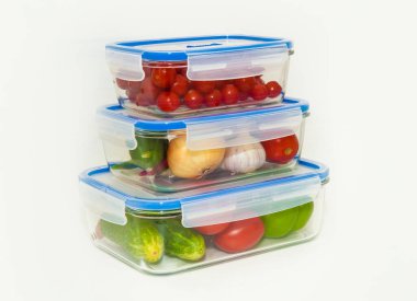 Beyaz arka planda cam yiyecek kabında sebzeler