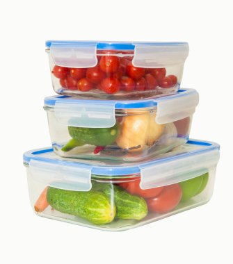 Beyaz arka planda cam yiyecek kabında sebzeler