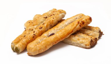 Beyaz arka planda farklı dolgularla üç rulo.