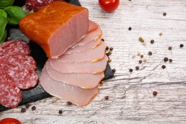 Farklı türde tütsülenmiş sosis ve eti ahşap arka planda dilimlemek. en üstteki görünüm