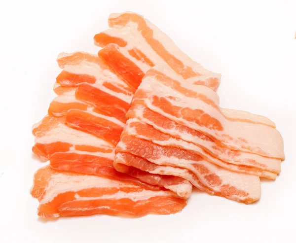 Bitar av rökt bacon på vit bakgrund — Stockfoto