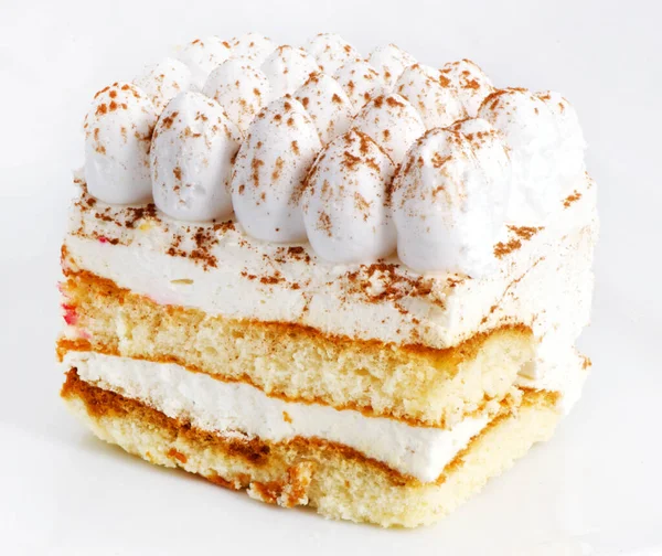 Fetta di torta tiramisù su sfondo bianco — Foto Stock