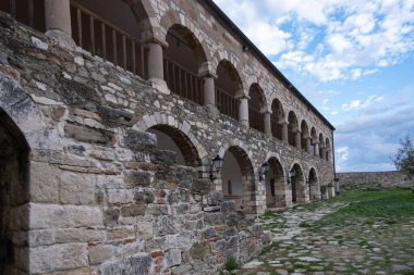 Arnavutluk 'taki Apollonia sahasındaki Zafer Yayı ve Bouleuterion antik toplantı salonu.