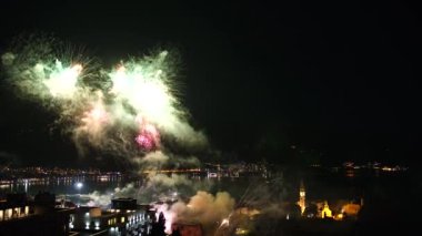 Karadağ 'ın eski Budva kenti üzerinde gece gökyüzünde yeni yıl kutlamaları.