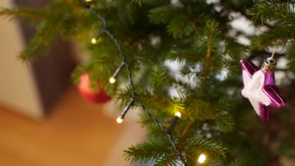 Gerçek bir Noel ağacının dallarında Noel balolarına yakın çekim. — Stok video
