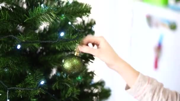 Gros plan des mains féminines décorant un magnifique sapin de Noël. — Video