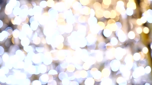 Feestelijke achtergrond met LED-verlichting slinger. Kerst en Nieuwjaar achtergrond. Wazig bokeh van de lichten van een bloemenslinger. — Stockvideo