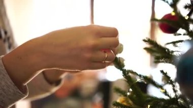 Kadınların elleri Noel ağacını süslerken birbirine yakındır..