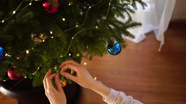 Womans ręce zbliżenie dekorowanie choinki. — Wideo stockowe