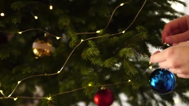 Ženy ruce detailní up zdobení vánoční stromeček. — Stock video