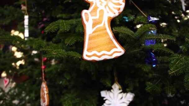 Jouet de Noël en bois en forme d'ange sur les branches d'un arbre de Noël. — Video