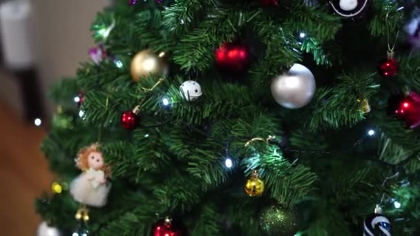 Schön geschmückter Weihnachtsbaum mit Spielzeug, Kugeln und Blinklichtern. — Stockvideo