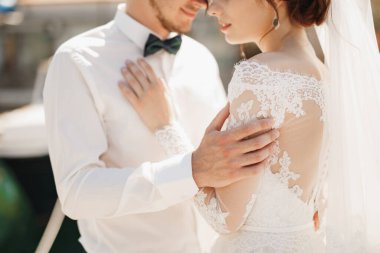 Gelin ve damat nazikçe sarılıyorlar.