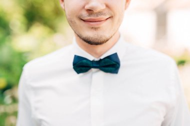 yakın plan portre yeşil papyonlu gülen damat