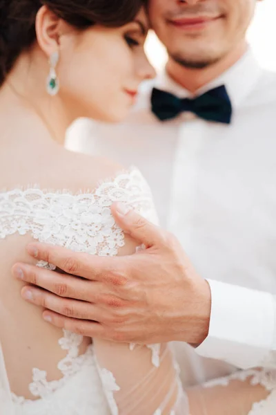 Наречений ніжно обіймає наречену рукою на плечі — стокове фото