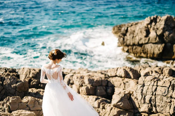 Vacker brud i anbud bröllop klänning på stenig strand Mamula ön — Stockfoto