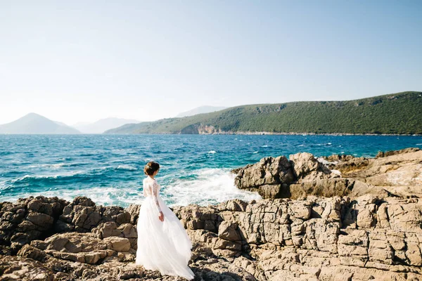 Pengantin cantik dalam gaun pengantin lembut di pantai berbatu dari pulau Mamula — Stok Foto