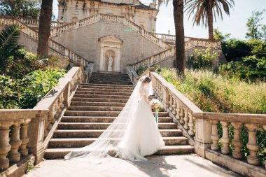 Prcanj 'daki Kutsal Bakire Meryem Kilisesi' nin merdiven basamaklarında duvağıyla kaplanmış güzel gelin.