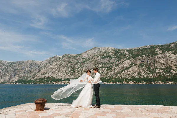 Nevěsta a ženich na molu v zátoce Kotor — Stock fotografie