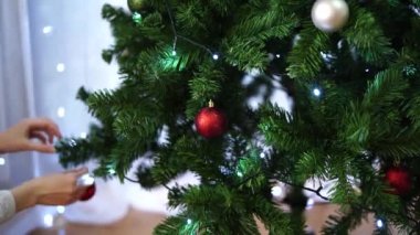 Kadınların ellerini yakın çekim, Noel ağacını süsleyin..