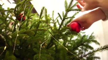 Kadınların elleri Noel ağacını süslerken birbirine yakındır..