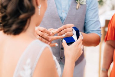 Damat nikah töreninde yüzüğü gelin parmağına takar.