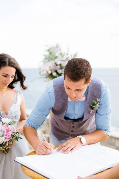 La novia y el novio en la ceremonia de la boda, el novio signos —  Fotos de Stock