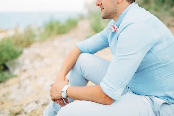 Groom is sitting near the ancient abandoned Arza fortress on the Mamula island — Stock Photo, Image