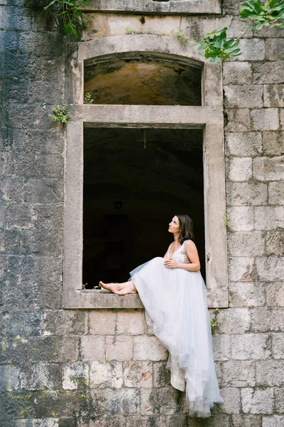 A menyasszony az ősi Arza erőd ablakán ül a Mamula szigeten. — Stock Fotó