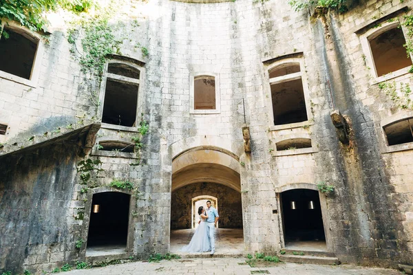 Mariée et marié sont câlins dans l'ancienne forteresse abandonnée d'Arza sur l'île de Mamula — Photo