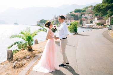 Gelin ve damat birbirinize bakın ve Perast 'ta el ele tutuşun.