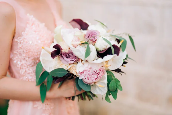 La mariée tient un bouquet de roses, calla lis, pivoines et branches d'eucalyptus — Photo