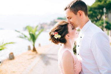 Gelin ve damat birbirinize bakın ve Perast 'ta el ele tutuşun.