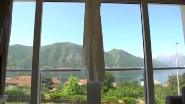 Gelinlikler Kotor Körfezi 'ne bakan pencereye asılıyor.
