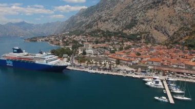 Kotor, Karadağ - 15 Temmuz 2019: eski Kotor kasabasının kıyısında yolcu gemisi