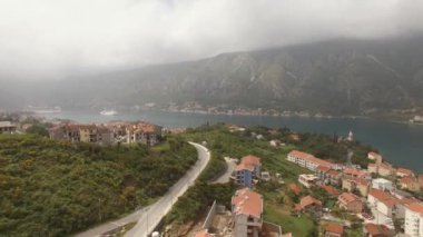 Kotor Körfezi ve Dobrota kasabasının hava manzarası
