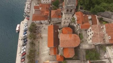 Kotor Körfezi 'ndeki Perast' ın üst görünümü