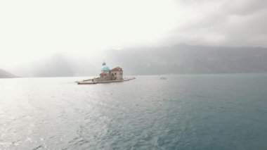Perast yakınlarındaki Kayalıklar Kadını 'nın manzarası.