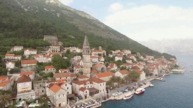 Kotor Körfezi 'ndeki Perast' ın üst görünümü