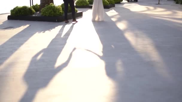 Sombras na estrada da noiva dançante e do noivo — Vídeo de Stock