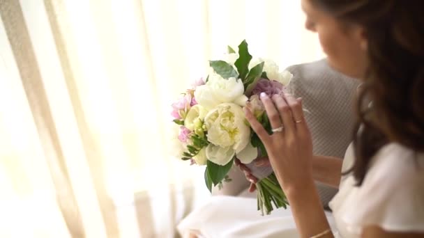 La mariée tient et renifle le bouquet — Video